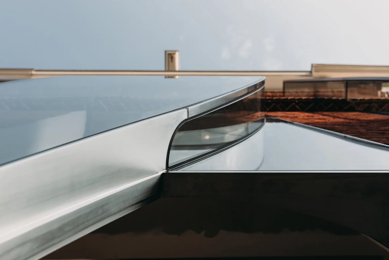 Steel edge profile and curved glass