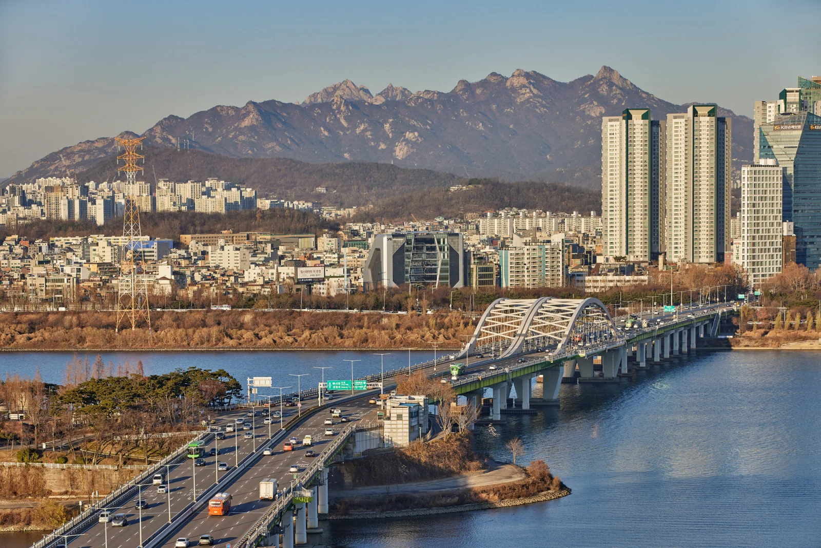 Seoul, the Han river and the building’s district